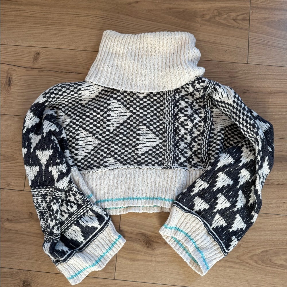 Cropped Navy and White Patterned Turtleneck Sweater